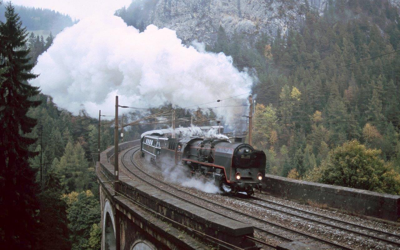 Viadukt mit Dampflokomotive